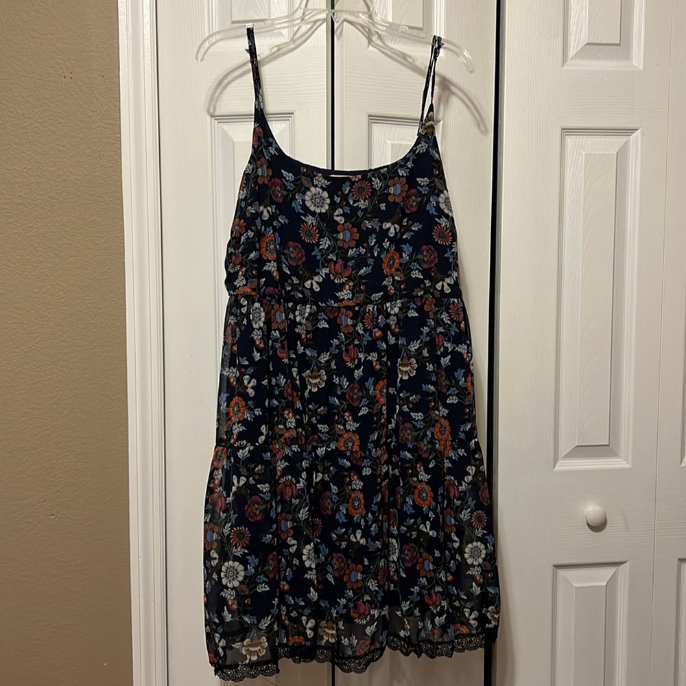 Sleeveless dress with adjustable straps